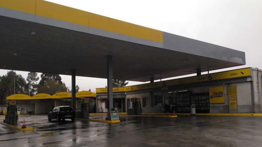 Un empleado de la gasolinera de Salmón resulta herido de bala en una pierna en un atraco de noche