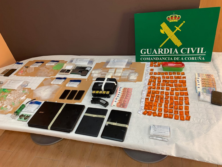 La Guardia Civil da por desmantelado un punto negro de venta de droga en A Pobra con la detención de una pareja