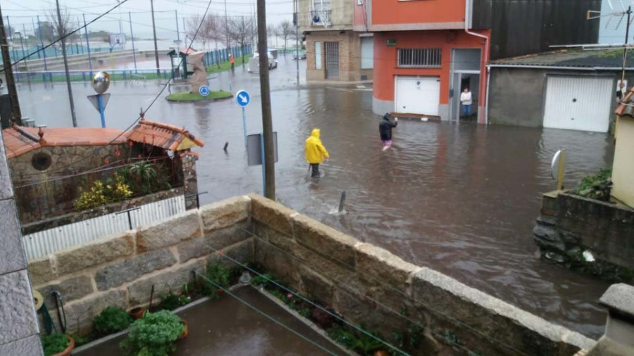 La tromba de agua incomunica O Grove e irrumpe en casas, bajos y gallineros