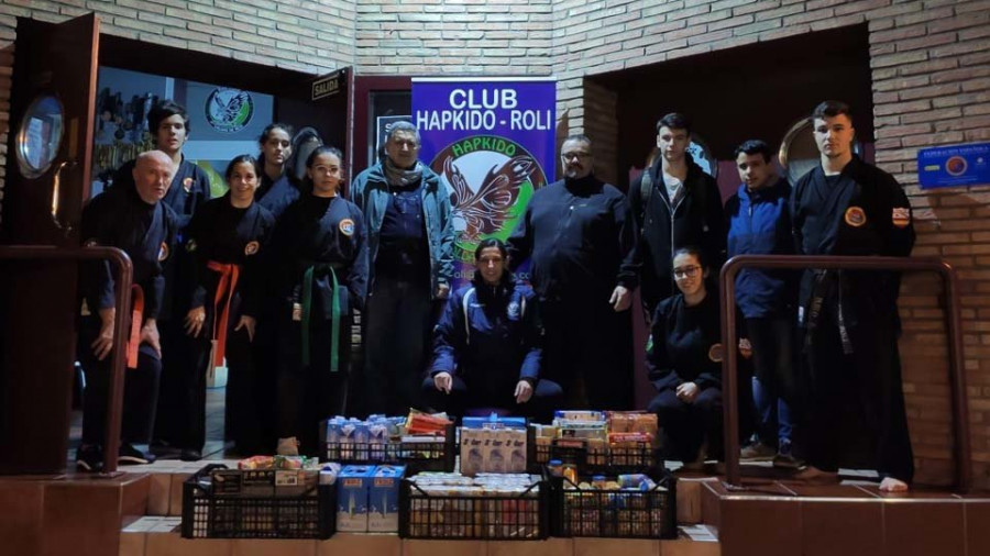 El Roli dona más 100 kilos de alimentos a Cáritas