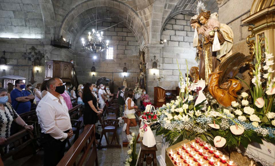 A Illa vive su día del Carmen con gran emoción y un llamativo pasacalles de homenaje