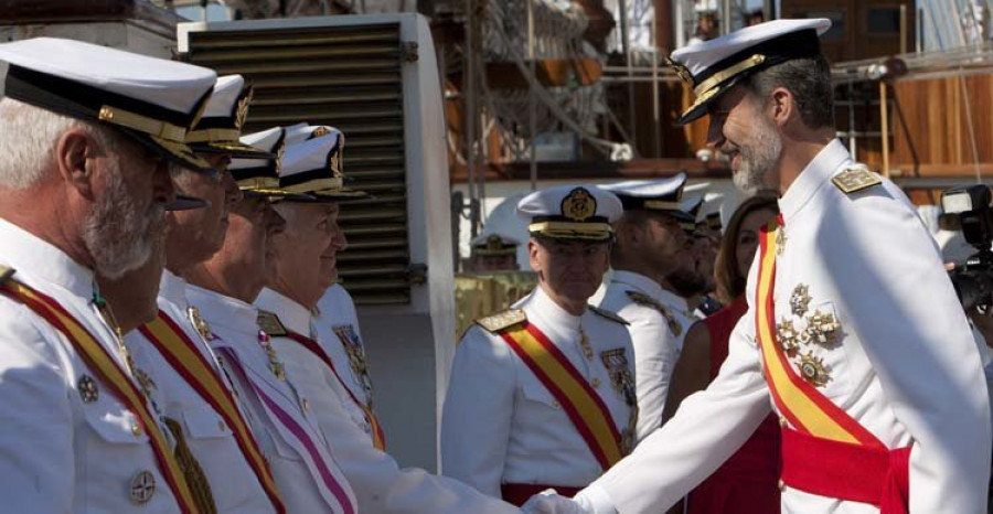Felipe VI entrega en Marín los despachos a los 196 nuevos oficiales de la Armada