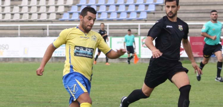 Rubén Rial sale al rescate del Cambados en el derbi en Cuntis