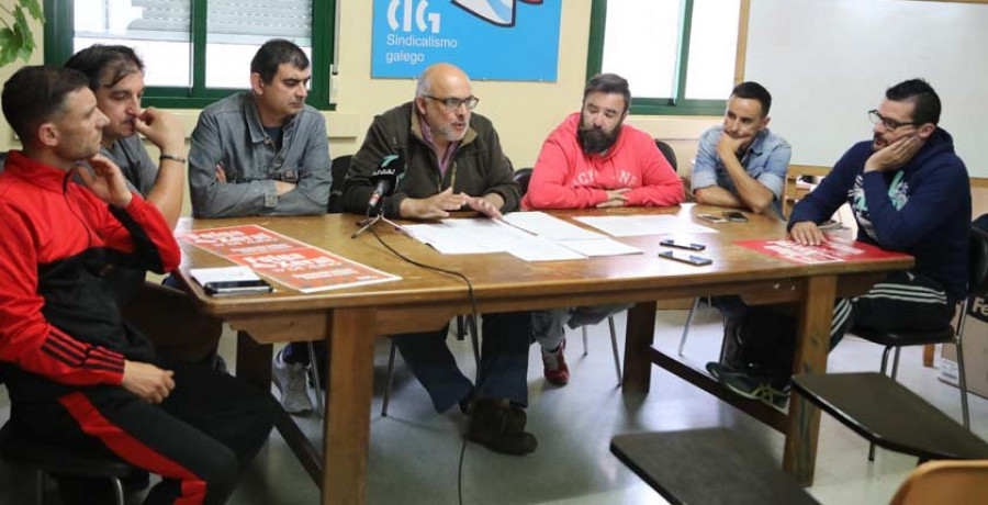 Técnicos de ambulancia acusan al Hospital de O Salnés de usarlos para cubrir la falta de celadores