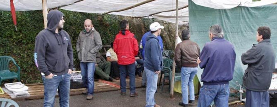 Hosteleros y comerciantes imprimen cerca de un millar de carteles contra el ERE en Lantero