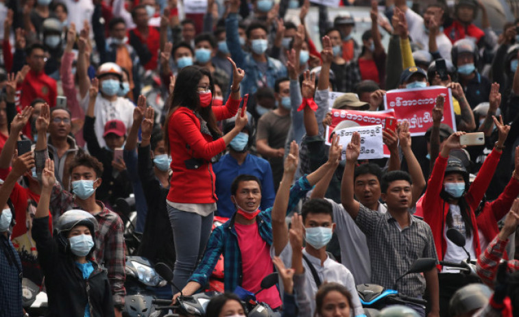 Las manifestaciones contra el golpe de Estado se expanden por todo Birmania