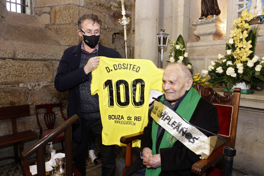 Camiseta de fútbol y jamón para el sacerdote que sigue dando misa en Ribadumia en su centésimo cumpleaños
