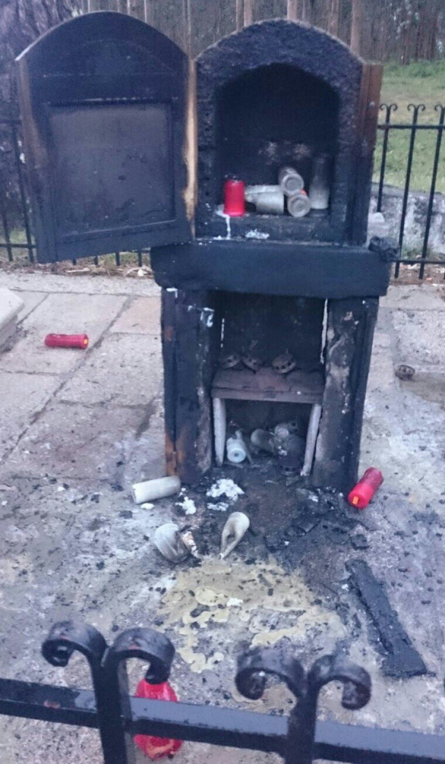 A POBRA - Arde el peto de ánimas junto el cruceiro de la Santa de Moldes, en Lesón