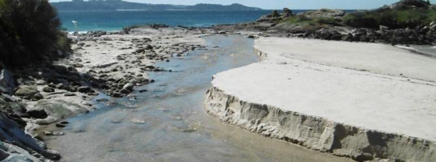 SANXENXO-Las últimas lluvias desfiguran la playa de Areas al cambiar el cauce del regato