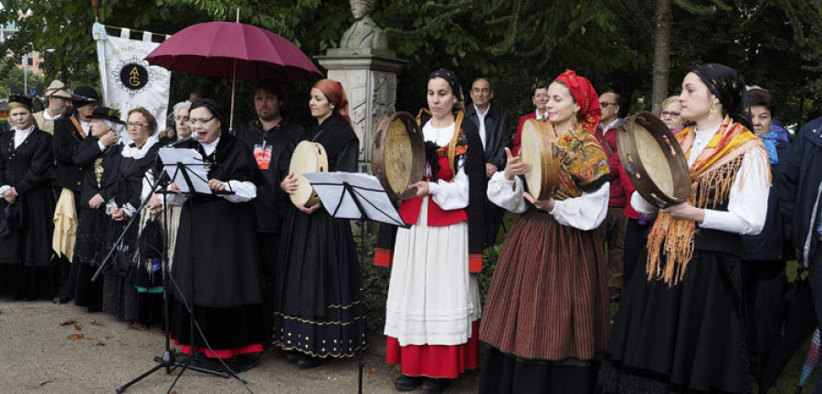 Miles de personas asisten  al Domingo das Mozas de San Froilán, que homenajea a Rosalía