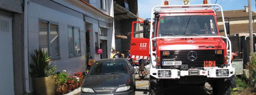 O GROVE-Un incendio en un dormitorio destroza por completo un ático situado en O Con