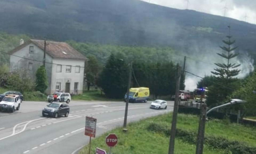 Un incendio en un galpón con productos químicos provoca una nube tóxica en Catoira
