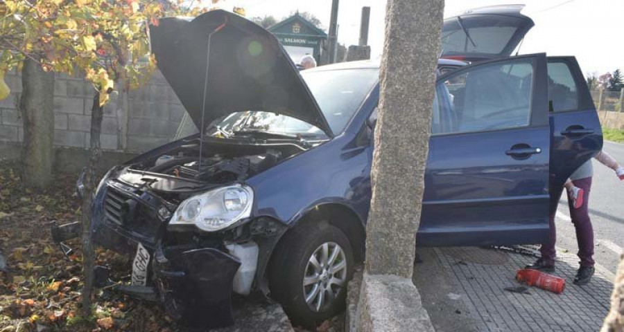 Heridos tres conductores en dos accidentes de tráfico registrados en viales de Salmón y A Mercé