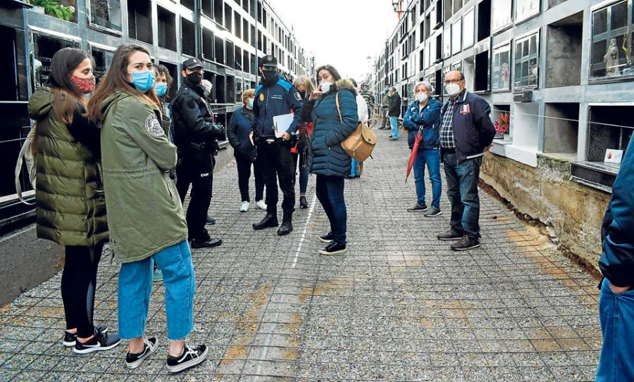 Paralizan temporalmente unas obras en el cementerio de Carreira y Aguiño por que “nos perxudican”