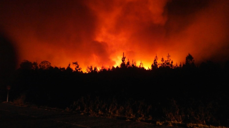 RIVEIRA - Un incendio que ya lleva calcinadas más de 70 hectáreas afecta al corazón del parque natural