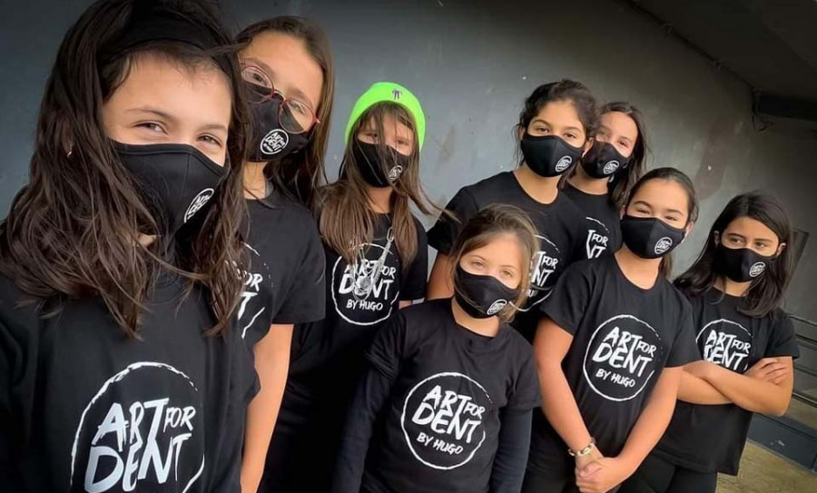 Mascarillas y camisetas en apoyo al comercio local y a “Art for Dent”