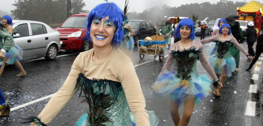 VILANOVA - Un Momo pasado por agua cierra el Carnaval más americano