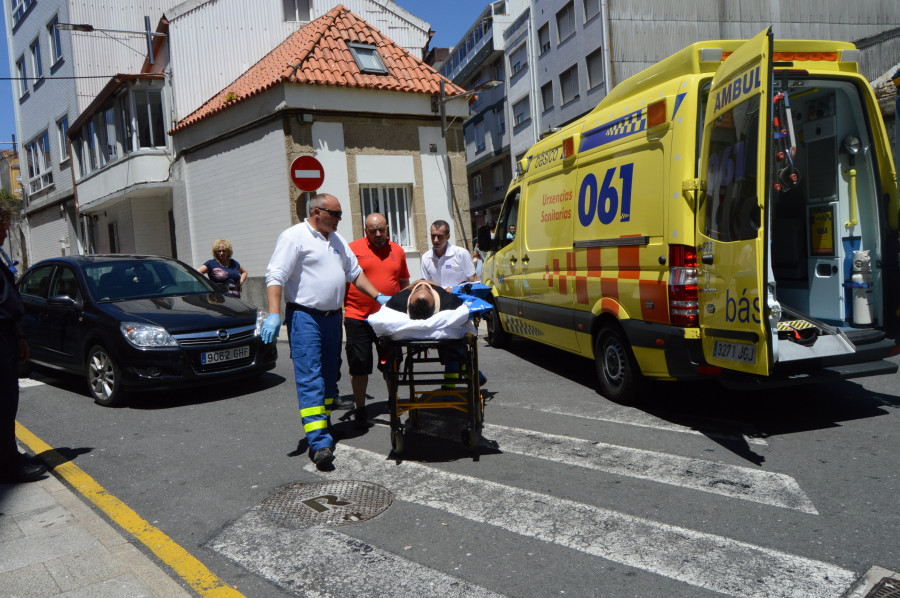 RIVEIRA - Un ciclista resulta herido al chocar contra un coche en la Rúa da Barreira