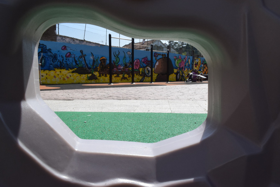 Completado con dibujos de Bob Esponja el polémico mural de parte del cierre del parque de Rafael Dieste en Ribeira