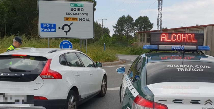 Sorprenden al piloto de una moto en sentido contrario por el arcén, ebrio y con un menor de pasajero