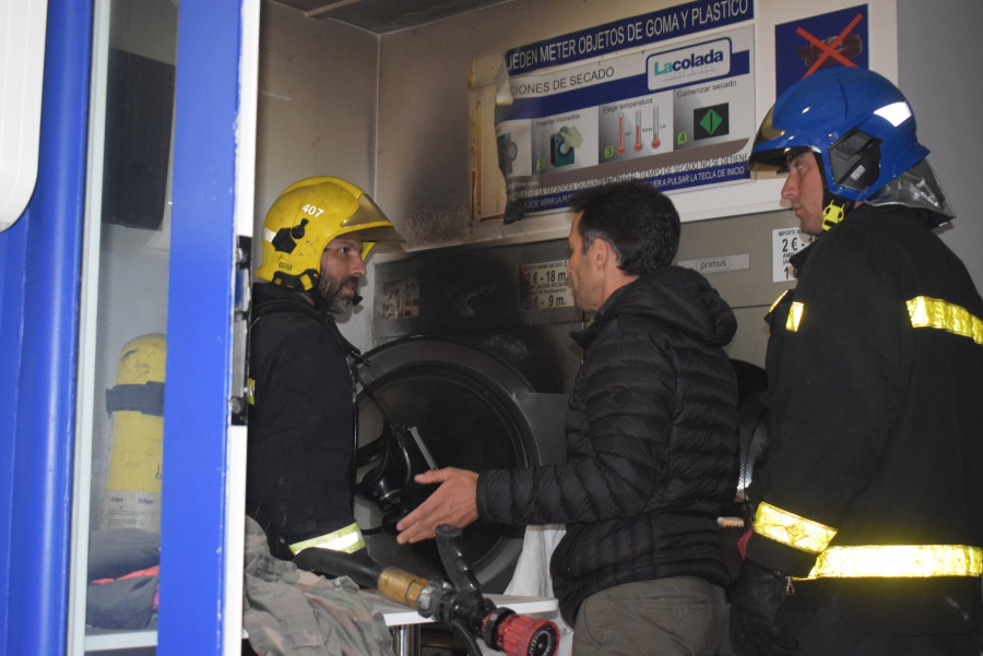 Arde en extrañas circunstancias una secadora de una lavandería en Ribeira