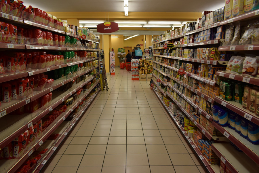 Personas de riesgo pasean por supermercados de Ribeira y se marchan sin hacer compras