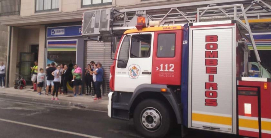 El 061 atiende a una mujer tras un fuego en un piso de la Avenida da Coruña de Ribeira