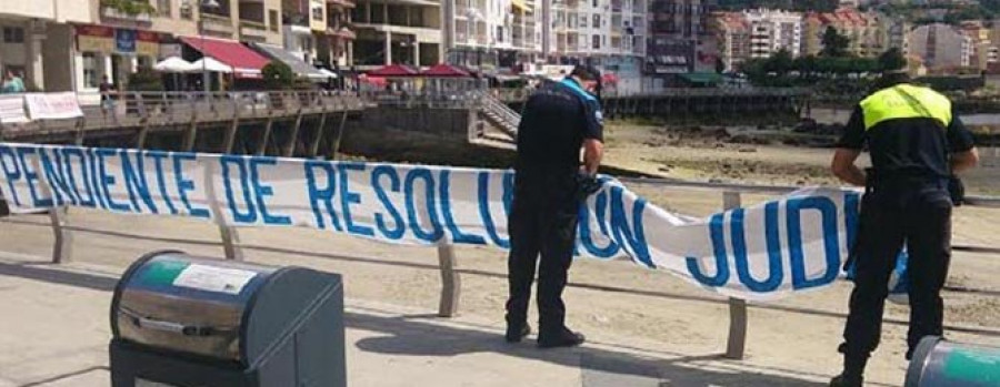 SANXENXO - La Policía retira las pancartas de SOS Panadeira de la zona portuaria