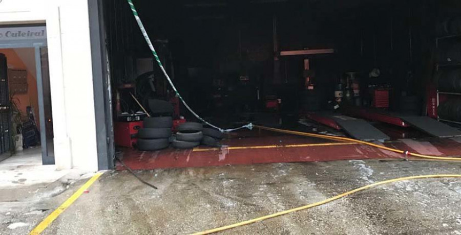 Evacuados los vecinos de seis pisos en Boiro por un incendio en un negocio de neumáticos
