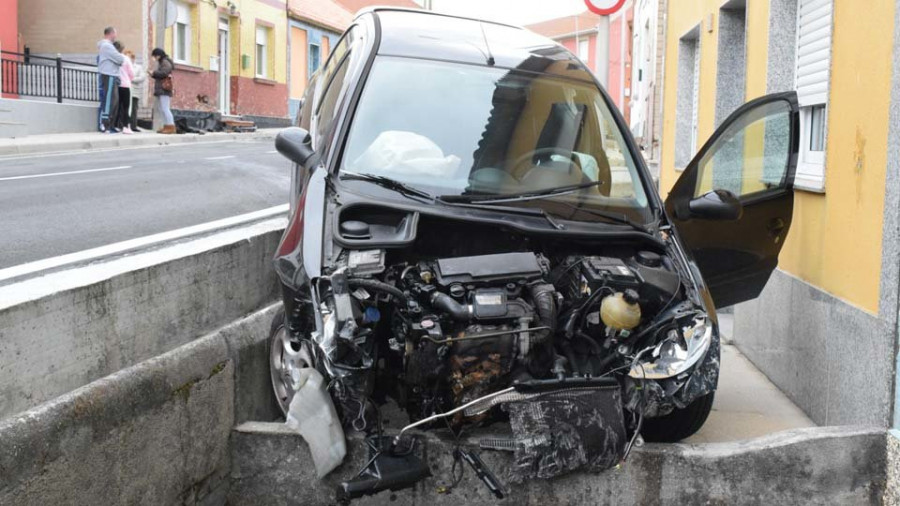 Un conductor triplica la tasa de alcoholemia en un accidente en Os Mosqueiros con daños en casas