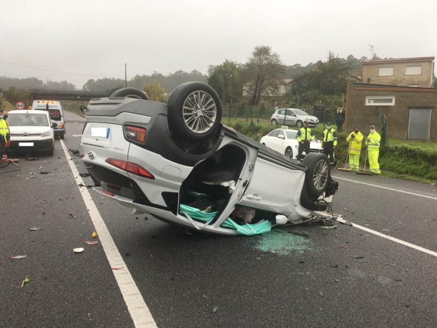 Una aparatoso accidente entre tres vehículos mantiene cortado el tramo de la VG-4.3 entre Vilanova y Cambados