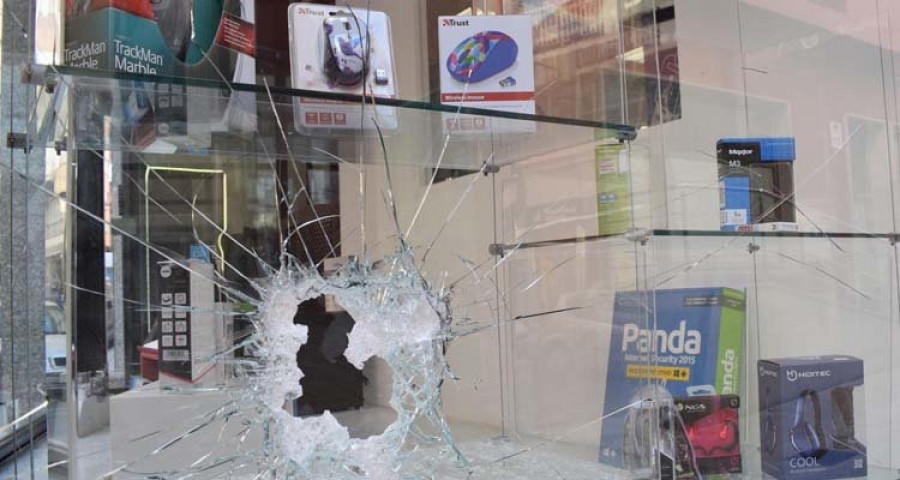 Rompen el cristal de seguridad de una tienda de informática y roban un teléfono de 169 euros