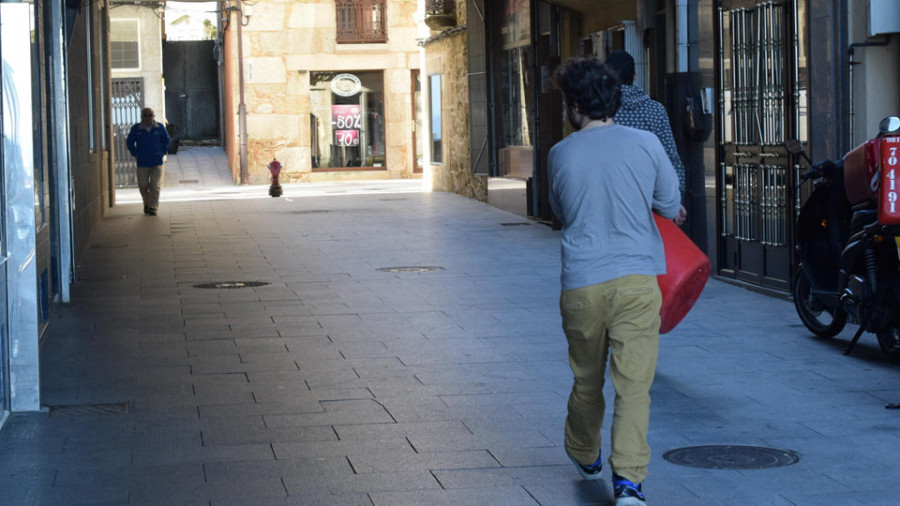 Alertan de un punto negro de venta y consumo de droga en la Rúa Linares Rivas, en Ribeira