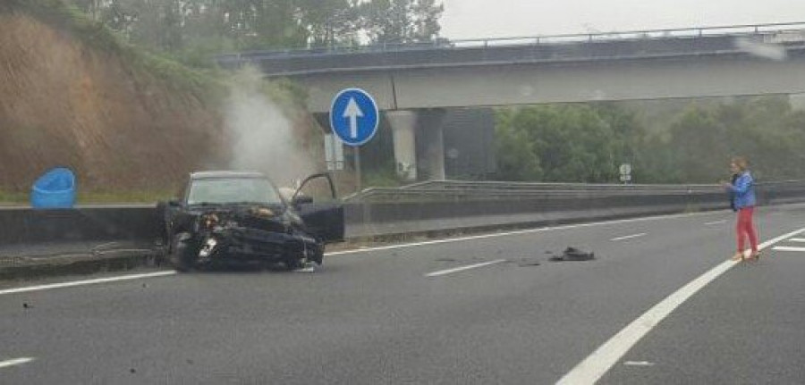 Registrado un aparatoso accidente en la Autovía do Barbanza a la altura del acceso de A Mercé, en A Pobra