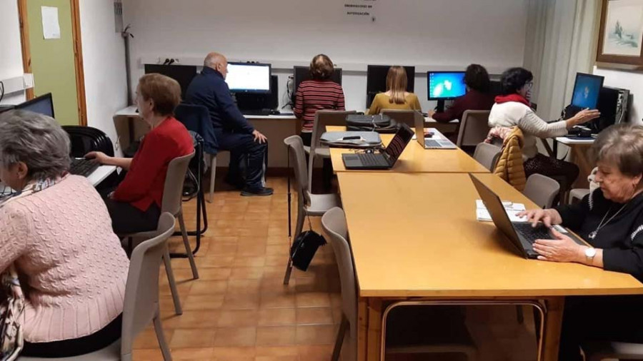 Revolución “senior” por un aula de informática digna en O Ramal