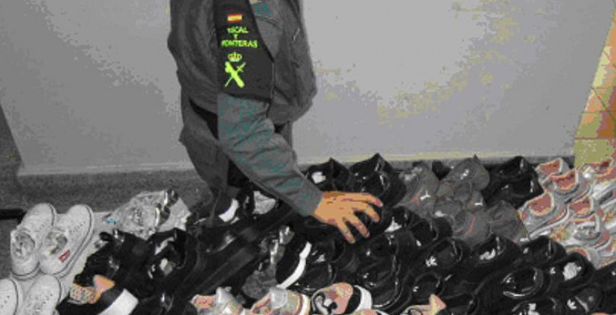 La Guardia Civil se incauta de una partida de calzado falsificado en Catoira