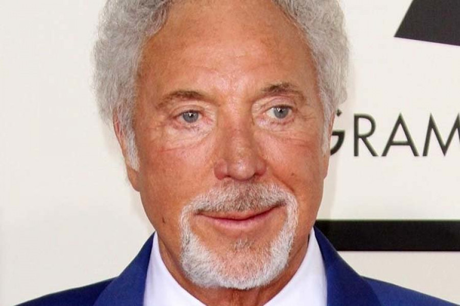 Tom Jones se lanza a  
la conquista de Priscilla Presley