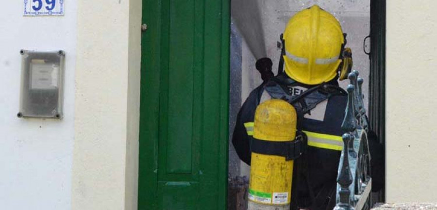 A POBRA - Una octogenaria pierde su casa y sus pertenencias en un voraz incendio