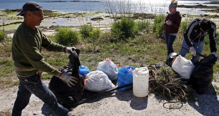El voluntariado vecinal limpia la playa vilanovesa de As Patiñas