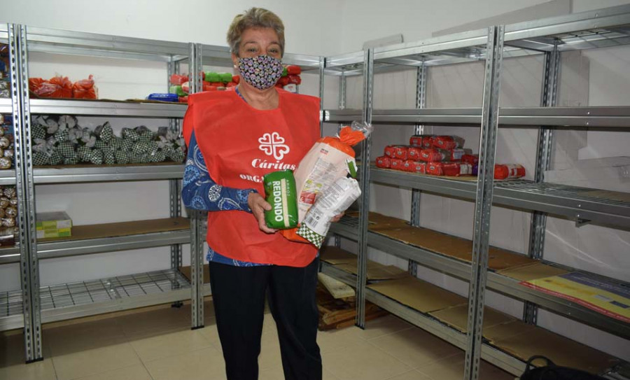 El banco de alimentos de Cáritas Ribeira se queda sin existencias tras el aumento de necesidades