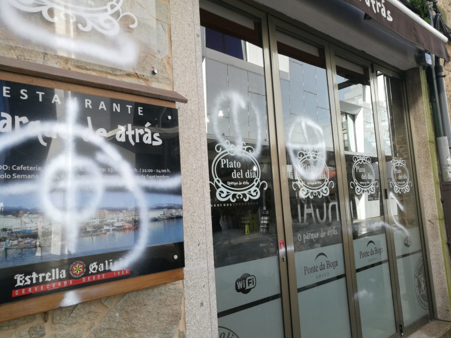 Aparecen nuevas pintadas, esta vez en forma de punto de mira de un objetivo, en el restaurante “O parque de atrás”