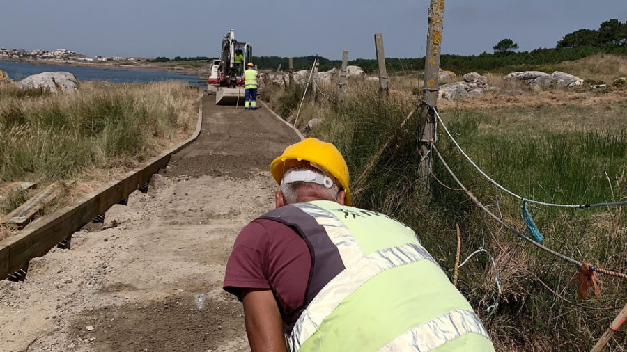 Ribeira amplía su senda litoral con un tramo de Transporto al Muelle Fenicio