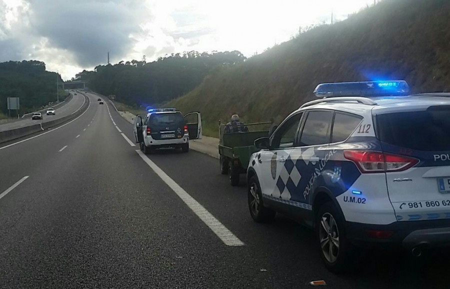 RIANXO - Sorprenden a un octogenario circulando con un motocultor por la Autovía do Barbanza