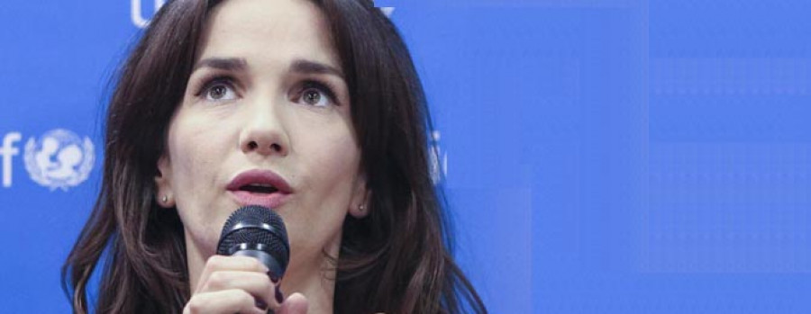 Natalia Oreiro posa amamantando  a su hijo para una campaña de Unicef