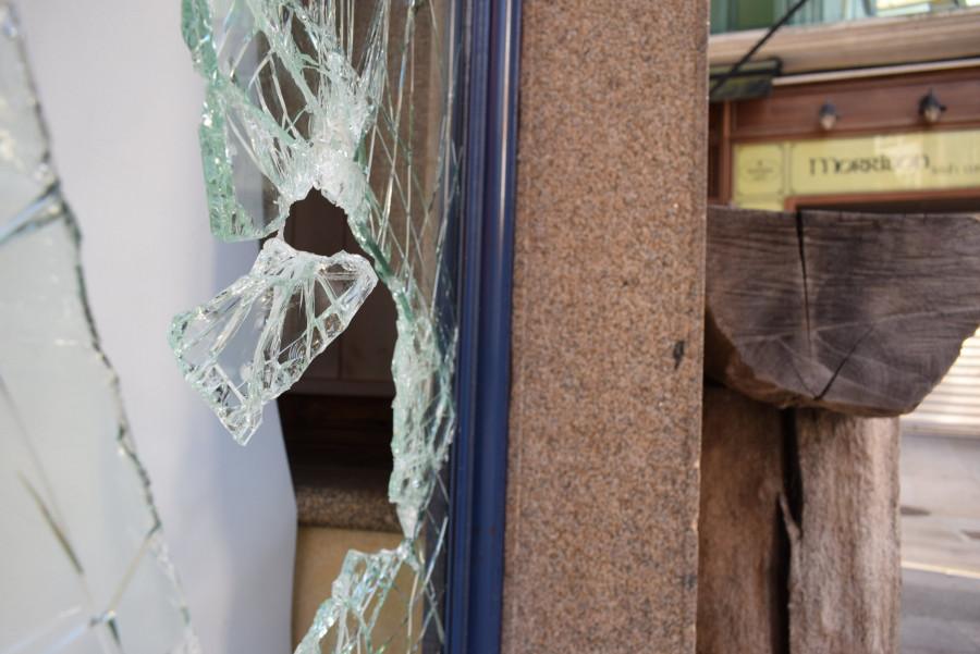 Rompen el cristal de la puerta principal del restaurante Penín para sustraer un exiguo botín