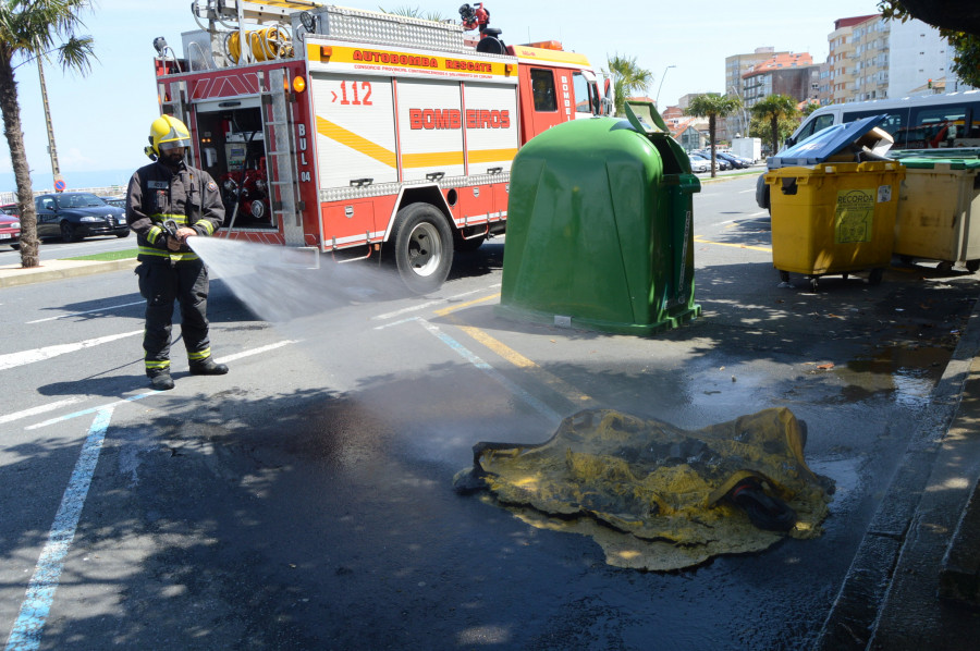 RIVEIRA - Arde por completo un contenedor amarillo en el Malecón