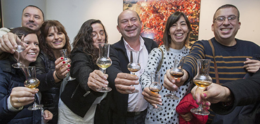 CAMBADOS - Pinchos y aguardientes de premio en el salón Peña