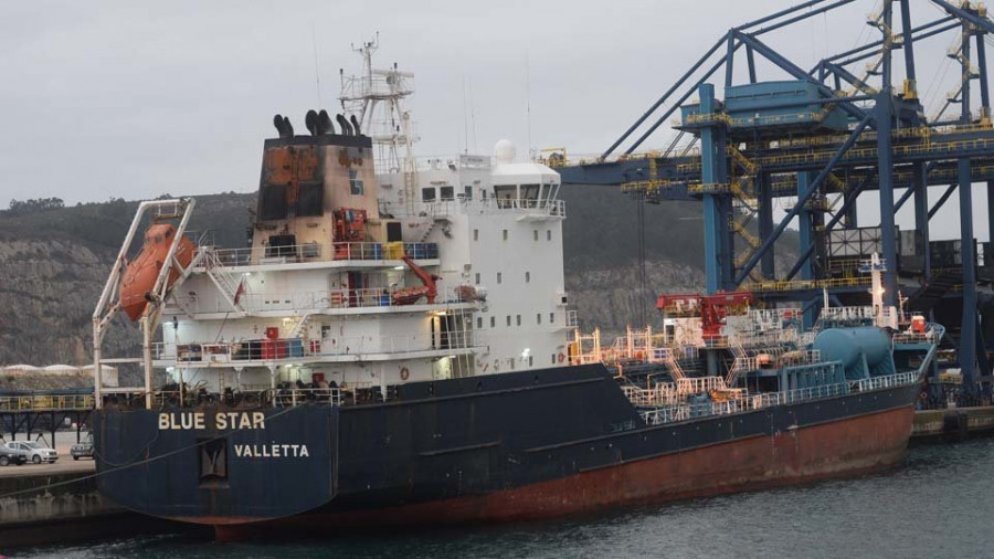 El puerto exterior de Ferrol acoge al “Blue Star” para su primera inspección