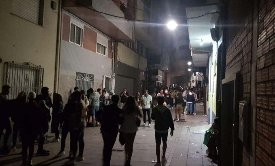 Hosteleros de Ribeira reclaman mayor presencia policial frente a las aglomeraciones en la movida