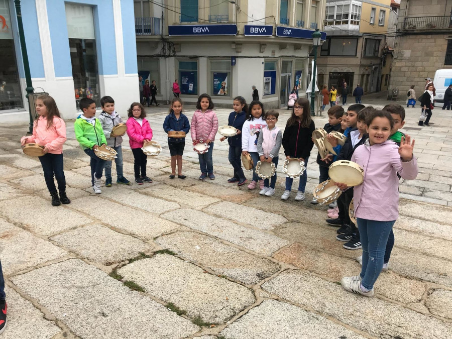 Un recital de panderetas de alumnos de Primaria del colegio Galaxia atrajo a un numeroso público